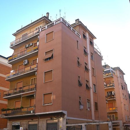 Tia Tourist Apartment Roma Esterno foto